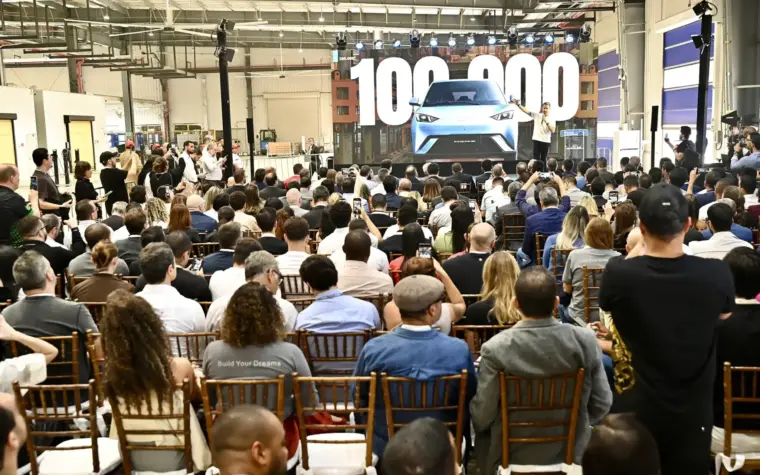 BYD atinge 100 mil carros montados no Brasil e mostra evolução