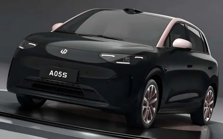 Leapmotor A05S é revelado como novo modelo da Stellantis
