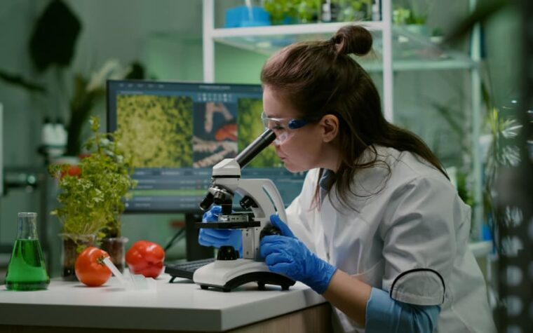 Biotecnologia oferece especialização gratuita com vagas abertas