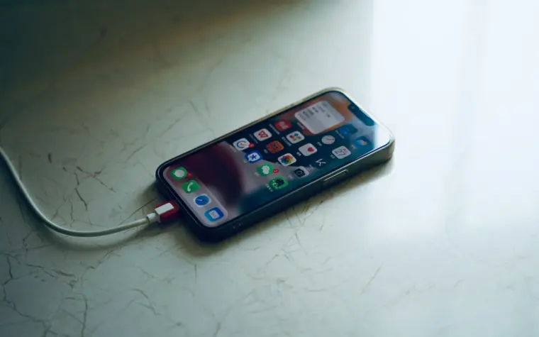 Capinha grossa pode prejudicar bateria do iPhone, diz Apple