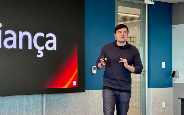 IA vai ampliar espaço para atendimento humano, afirma diretor do Itaú