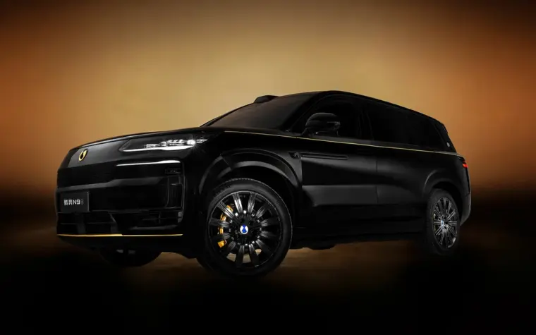 SUV da BYD tem emblema em ouro de 24 quilates