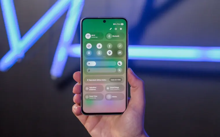 Celulares baratos vão trocar telas LCD por OLED em 2027