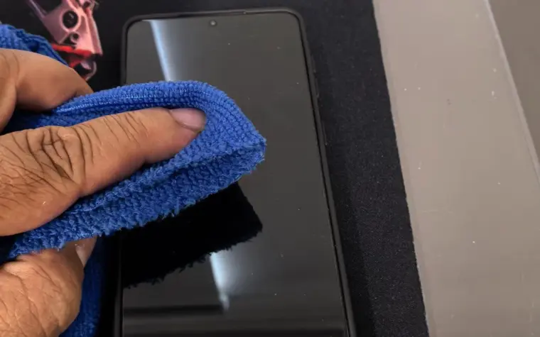 Coisas que estragam o celular durante a limpeza