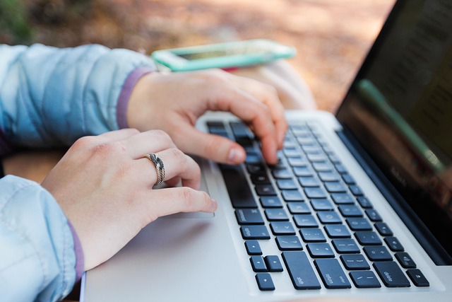 Cursos de especialização gratuitos online e presenciais com vagas abertas