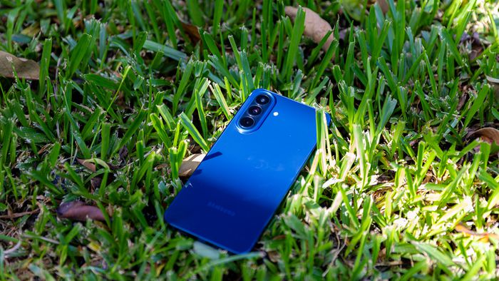 Galaxy A57 tem menor preço histórico de R$ 1.622 na Amazon